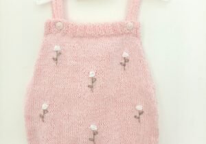 Ranitas tejidas en hilo y bordadas a mano ,vienen en blanco ,beige,rosa,celeste